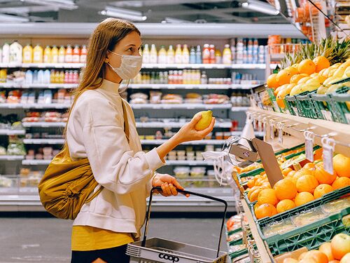 Vrouw mondkapje supermarkt.jpg